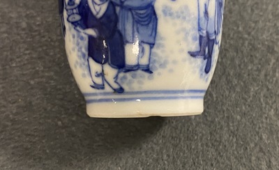 Une tabati&egrave;re en porcelaine de Chine en bleu et blanc, marque de Chenghua, Yongzheng